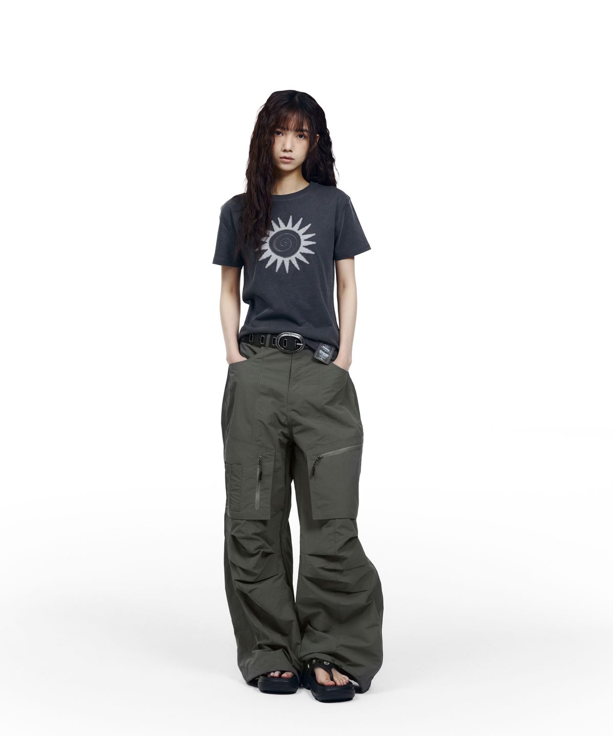 아캄(AAKAM) Washed Sun Patch Half Top (Charcoal)