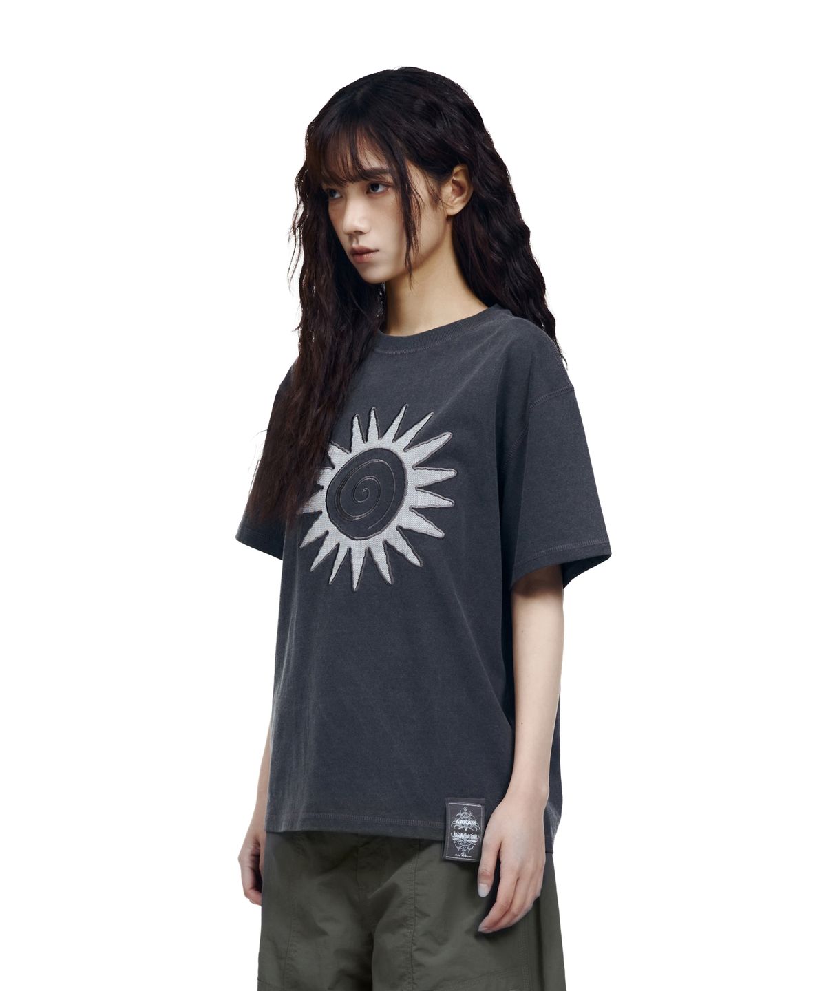 아캄(AAKAM) Washed Sun Patch Half Top (Charcoal)