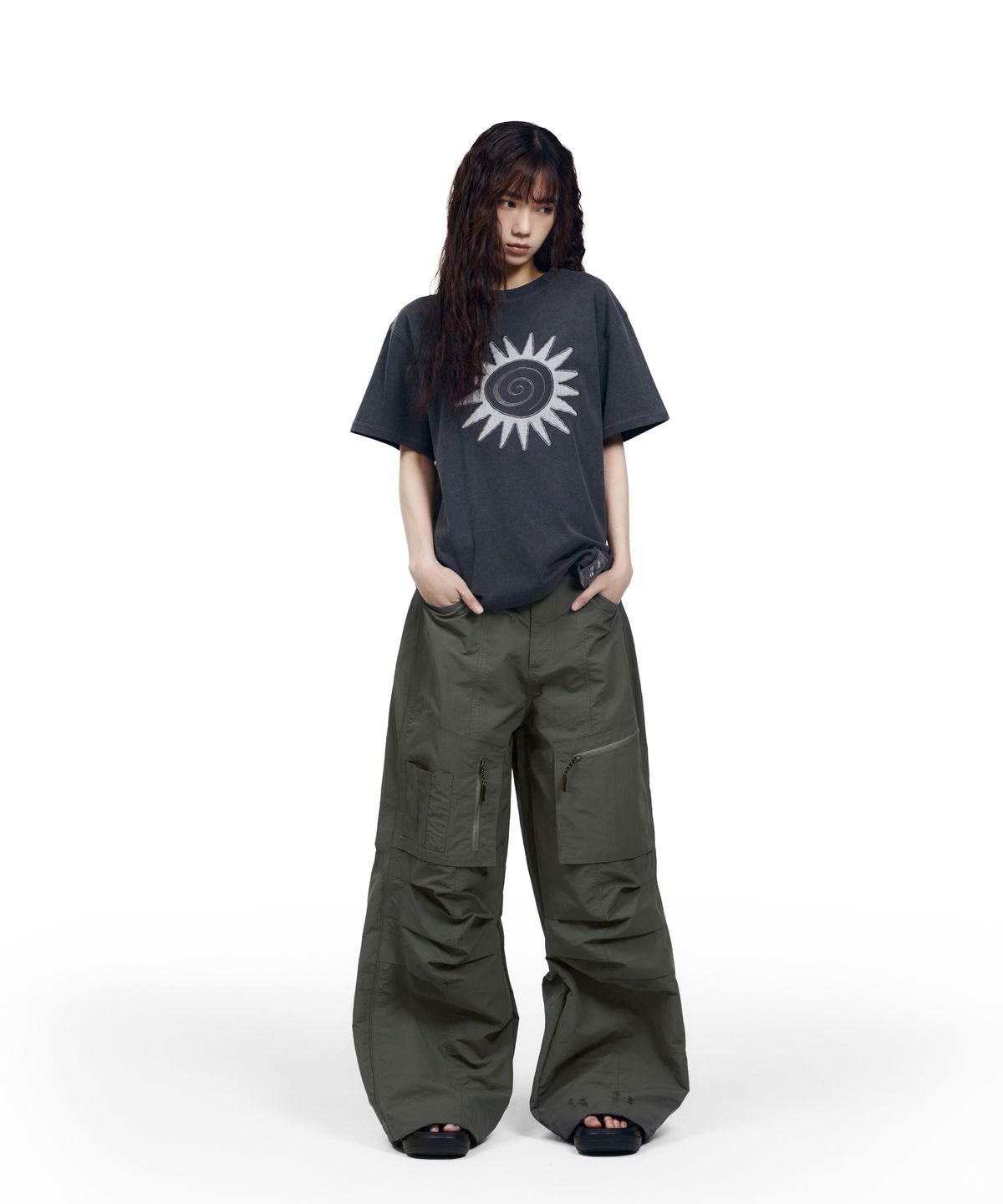 아캄(AAKAM) Washed Sun Patch Half Top (Charcoal)
