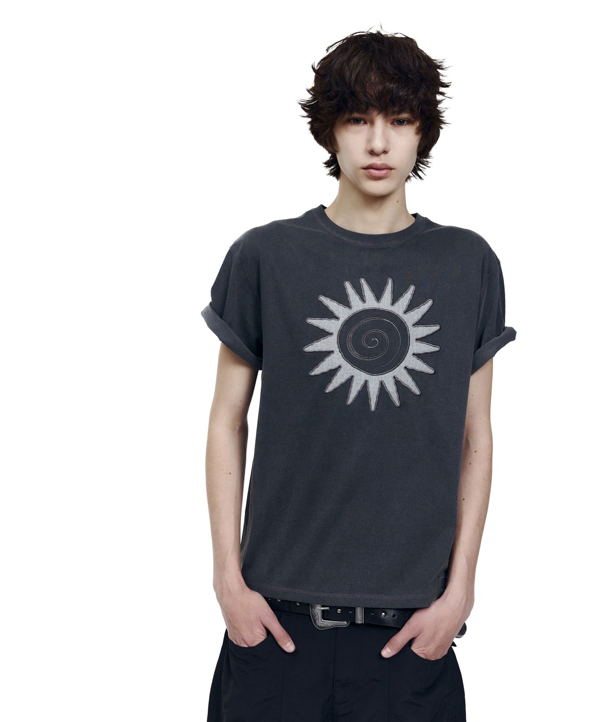 아캄(AAKAM) Washed Sun Patch Half Top (Charcoal)