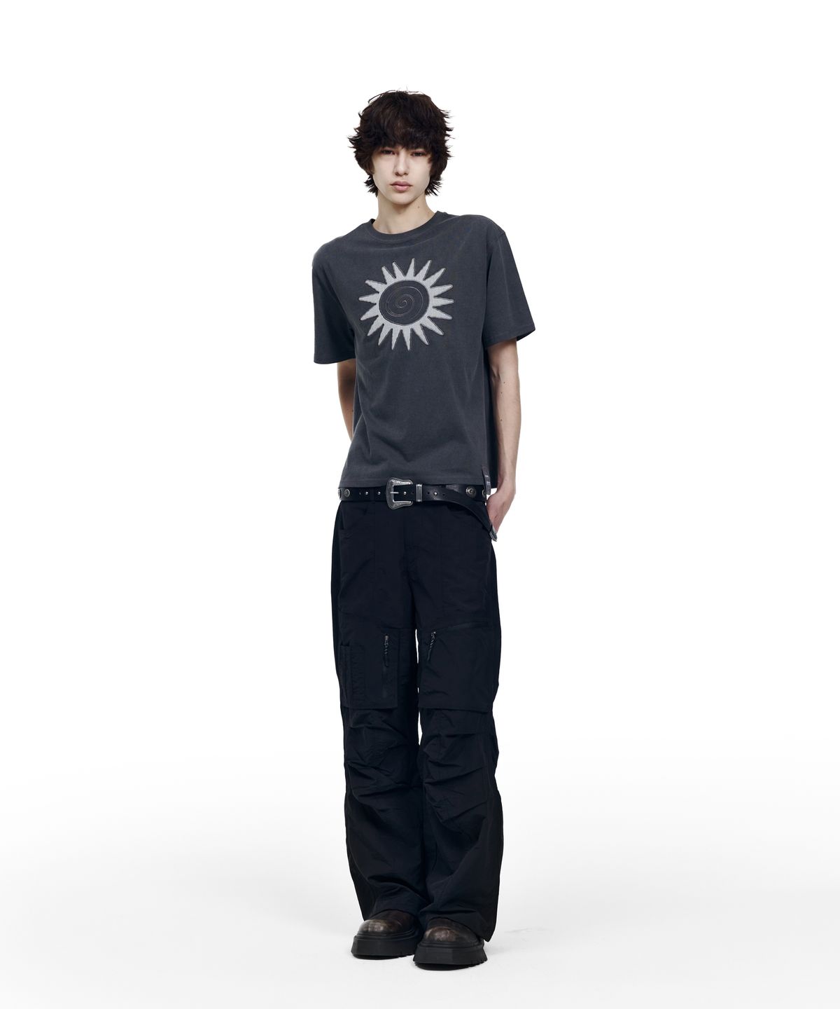 아캄(AAKAM) Washed Sun Patch Half Top (Charcoal)