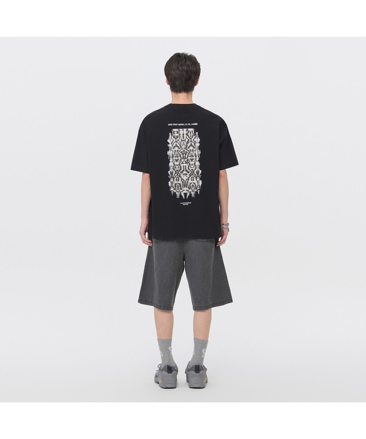 커스텀멜로우(CUSTOMELLOW) [Vincent] Black Graphic T-Shirt CWTAM26497BKX