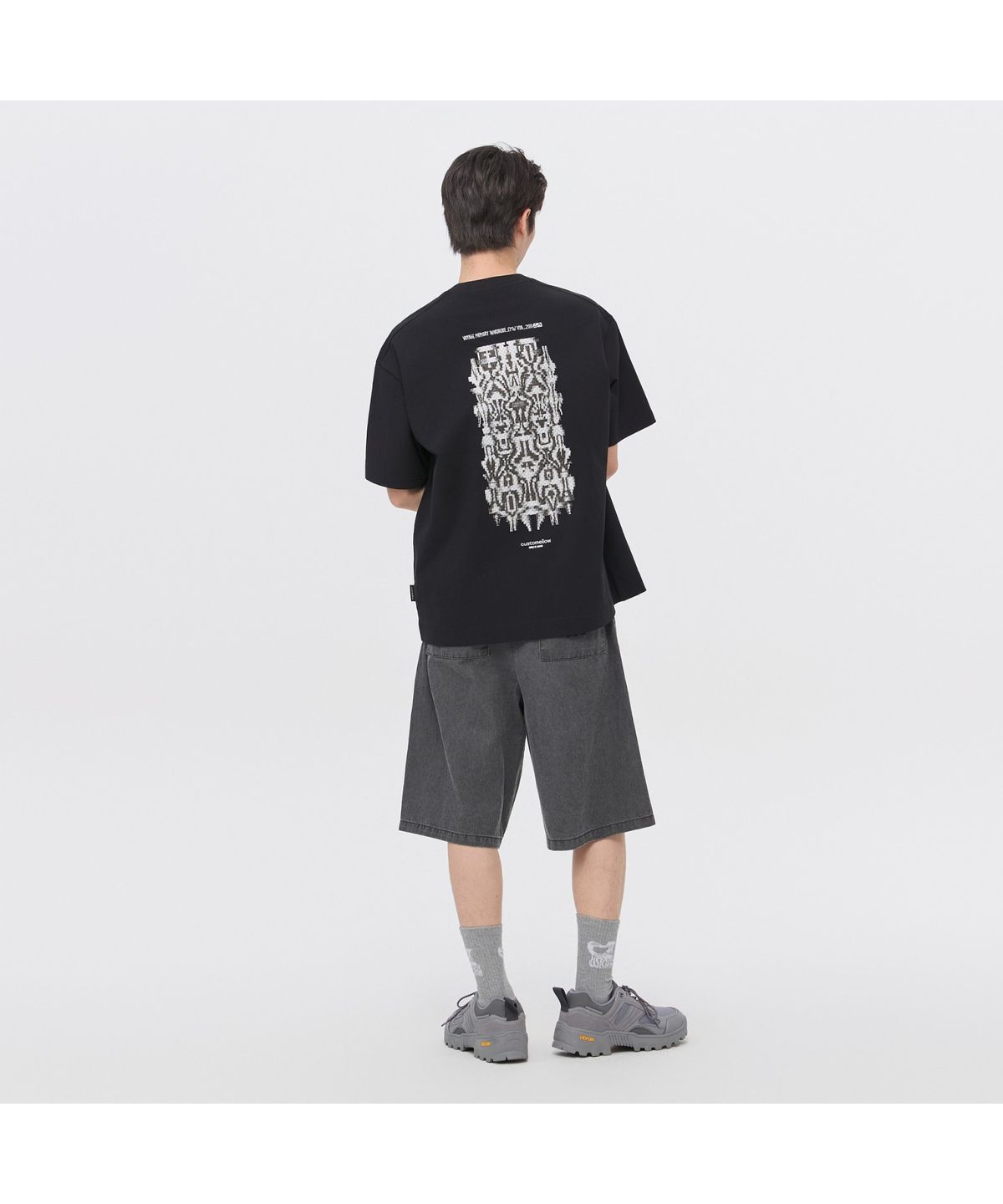 커스텀멜로우(CUSTOMELLOW) [Vincent] Black Graphic T-Shirt CWTAM26497BKX