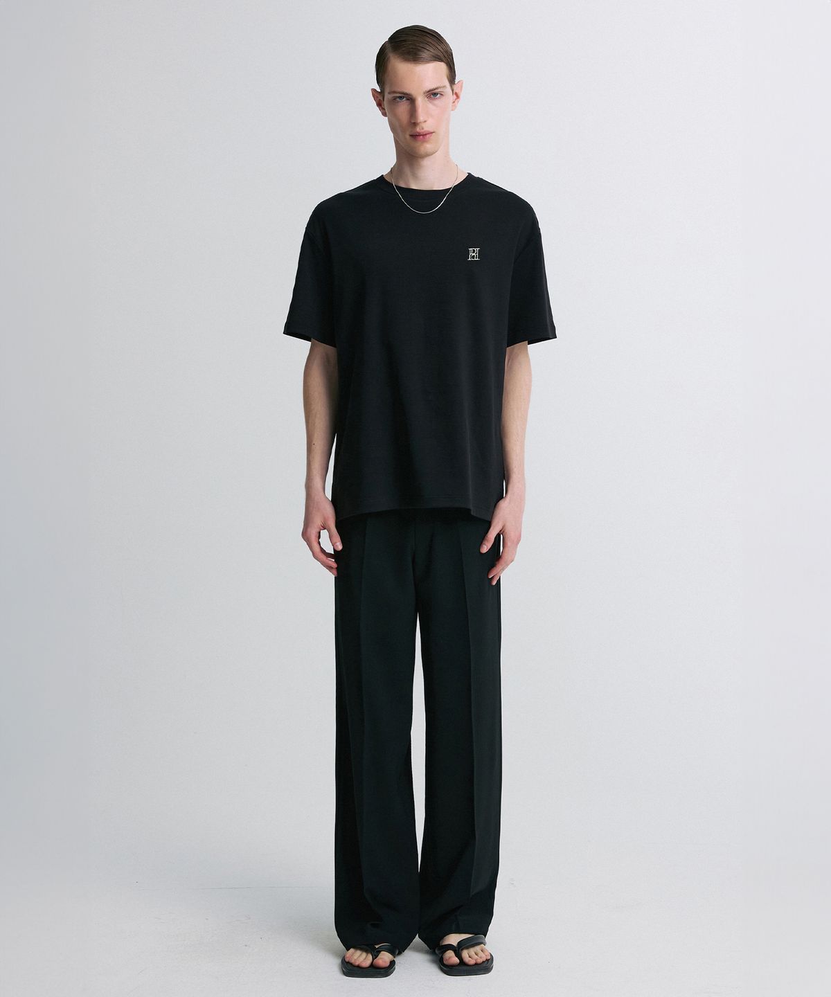 리이 맨(RERHEE MEN) LOGO EMBROIDERED T-SHIRT BLACK