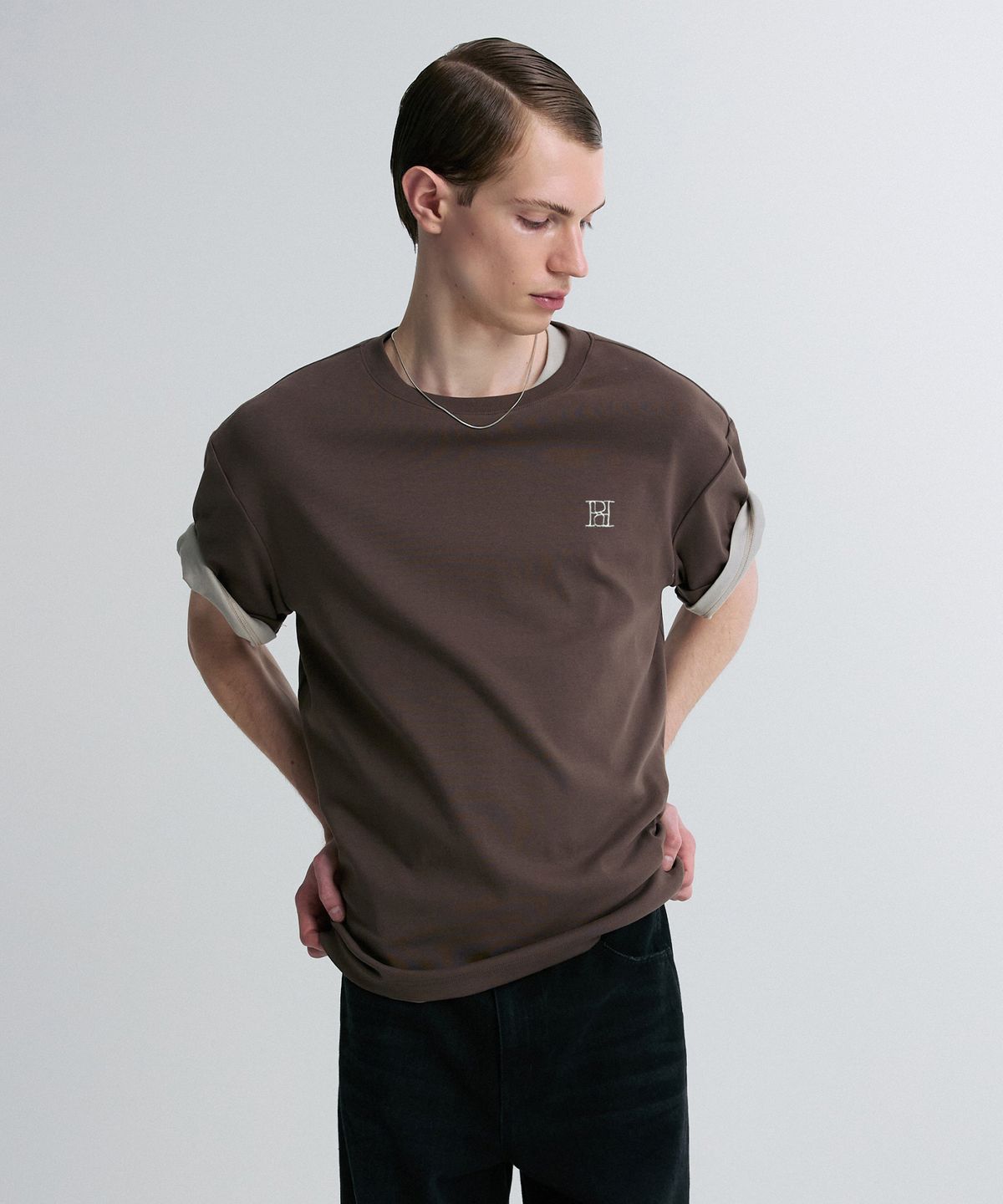 리이 맨(RERHEE MEN) LOGO EMBROIDERED T-SHIRT COCOA BROWN