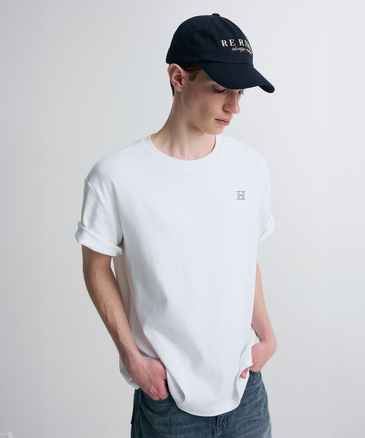 리이 맨(RERHEE MEN) LOGO EMBROIDERED T-SHIRT WHITE