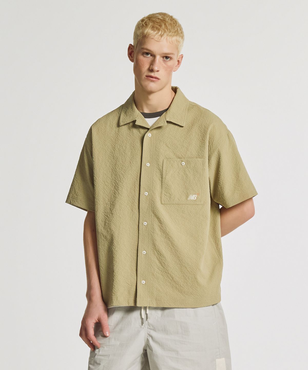 뉴발란스(NEW BALANCE) NBNAGCA013 / UNI 선 키스드 반팔셔츠 (L/KHAKI)