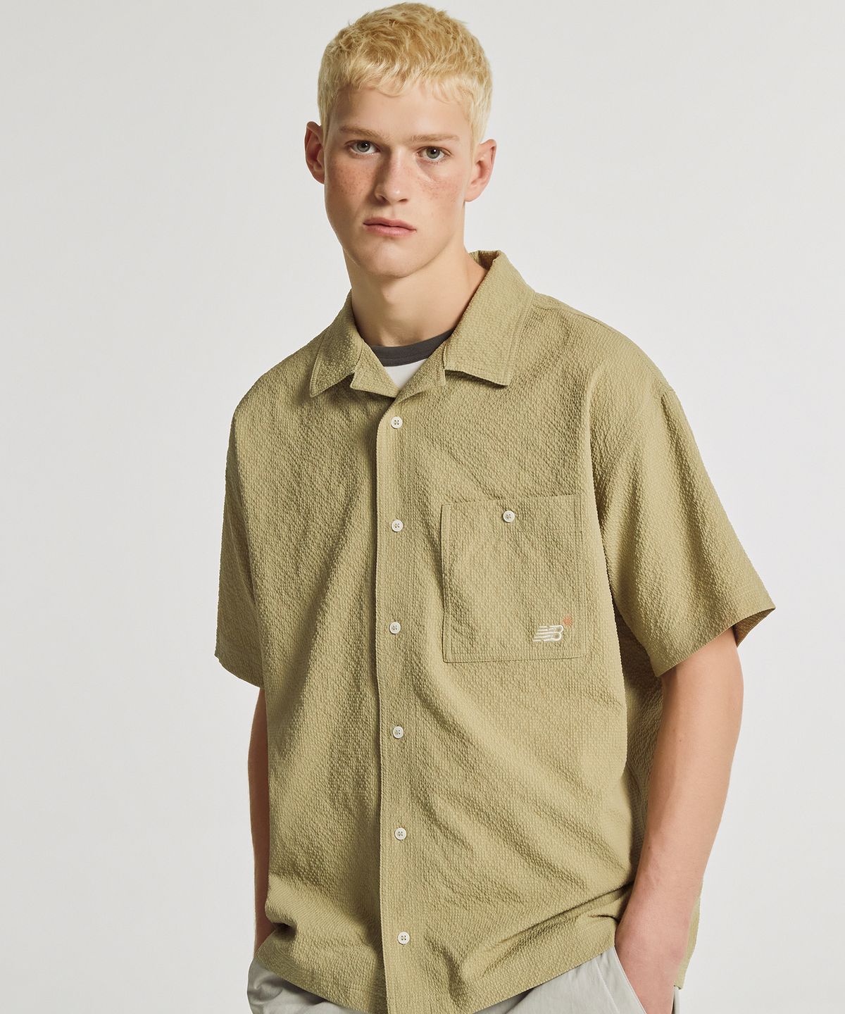 뉴발란스(NEW BALANCE) NBNAGCA013 / UNI 선 키스드 반팔셔츠 (L/KHAKI)