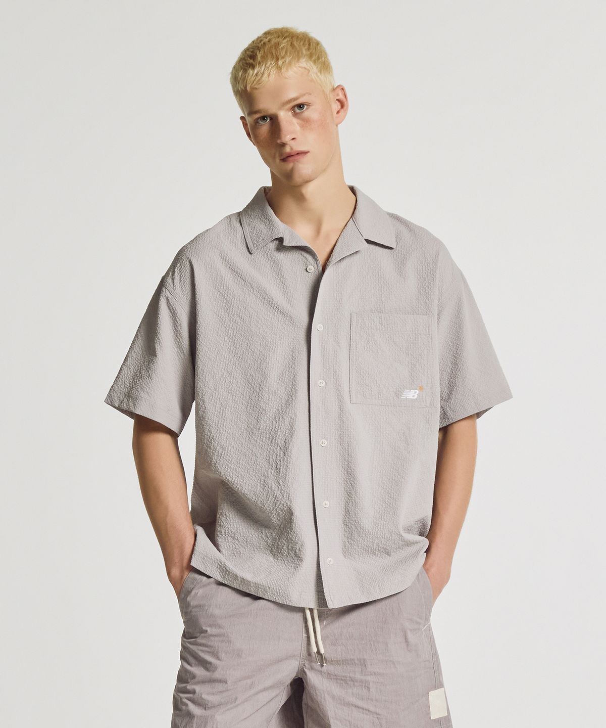 뉴발란스(NEW BALANCE) NBNAGCA013 / UNI 선 키스드 반팔셔츠 (L/GRAY)