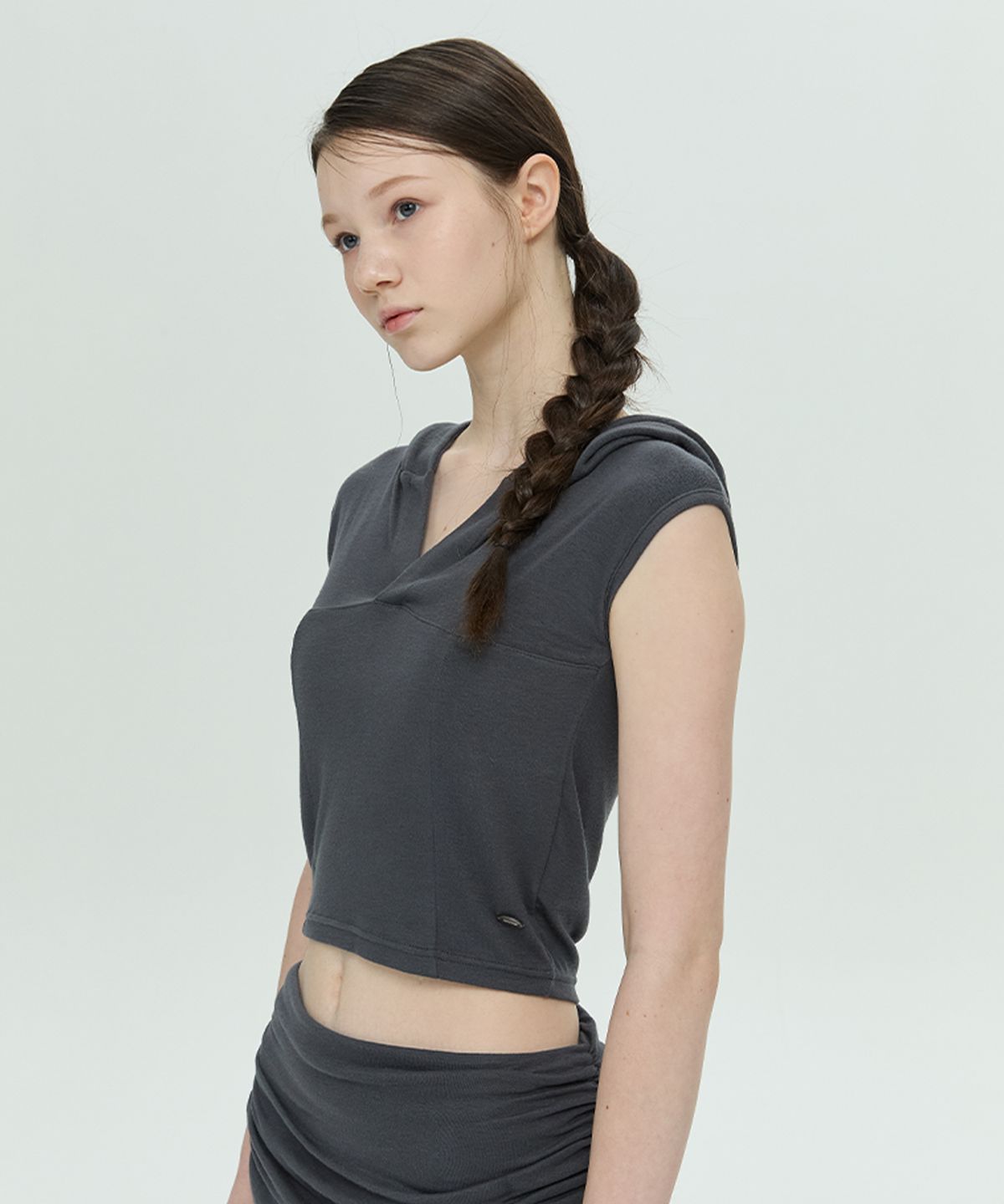 로맨티누어(ROMANTINUER) Hooded Sleeveless Crop Top (Charcoal)