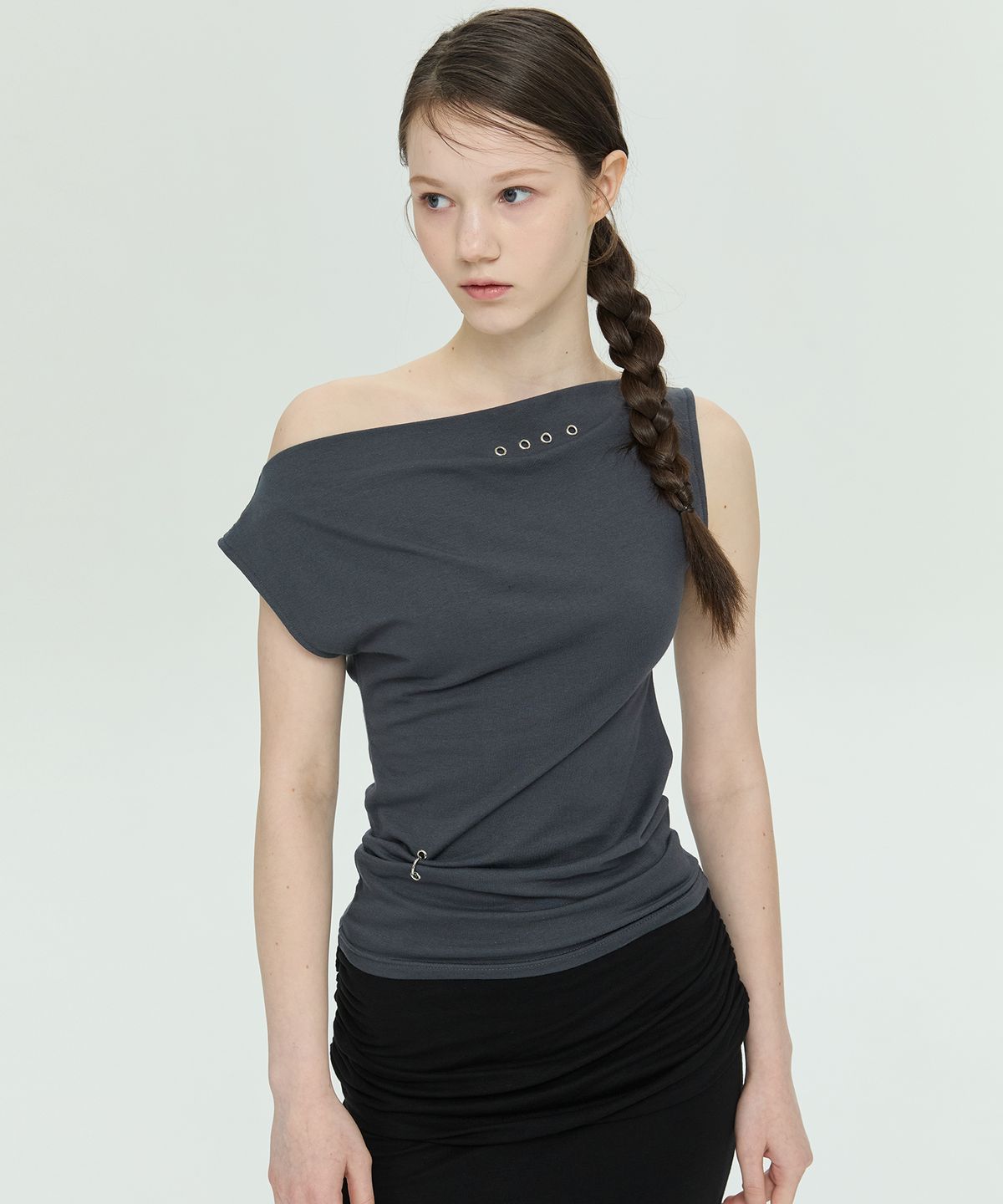 로맨티누어(ROMANTINUER) One-Shoulder Eyelet Sleeveless Top (Charcoal)