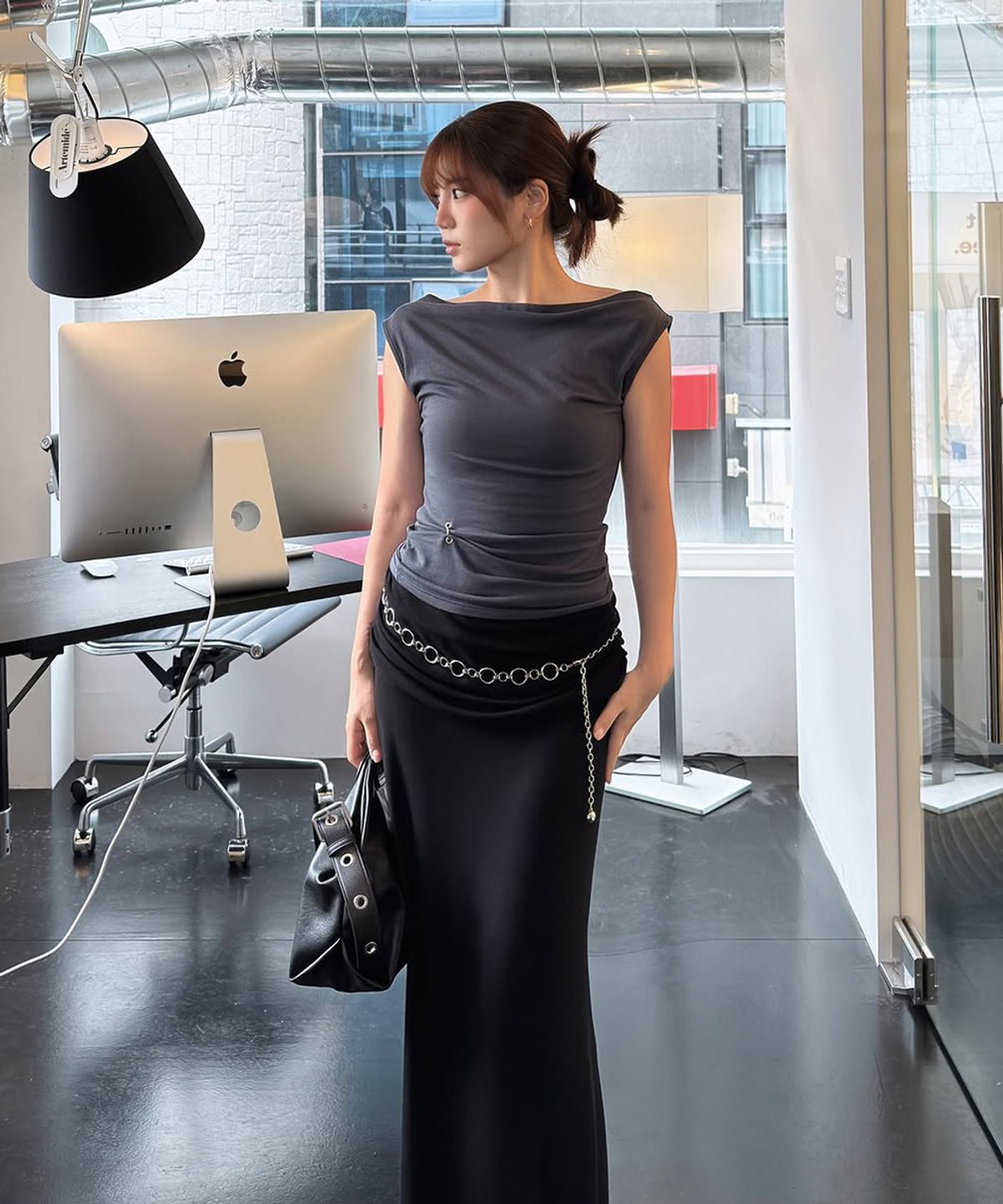 로맨티누어(ROMANTINUER) One-Shoulder Eyelet Sleeveless Top (Charcoal)