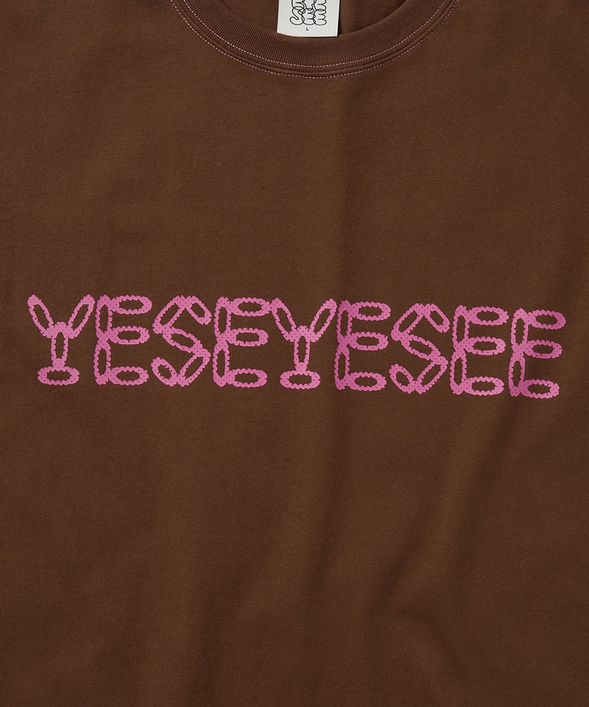 예스아이씨(YESEYESEE) Contrast Stitch Chain Logo Tee Brown