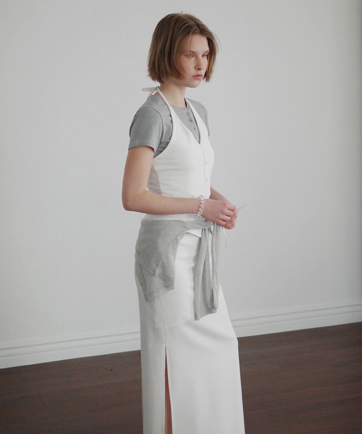 애프터아워즈(AFTERHOURS) BUTTON HALTER SLEEVELESS TOP (IVORY)