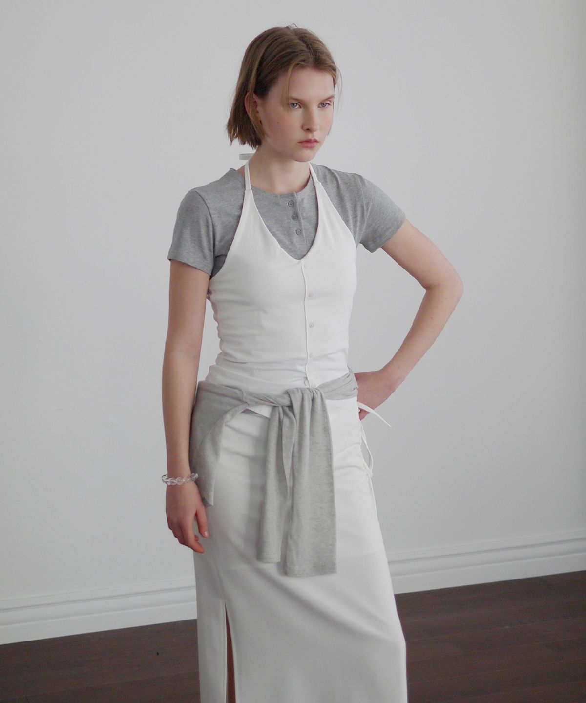애프터아워즈(AFTERHOURS) BUTTON HALTER SLEEVELESS TOP (IVORY)