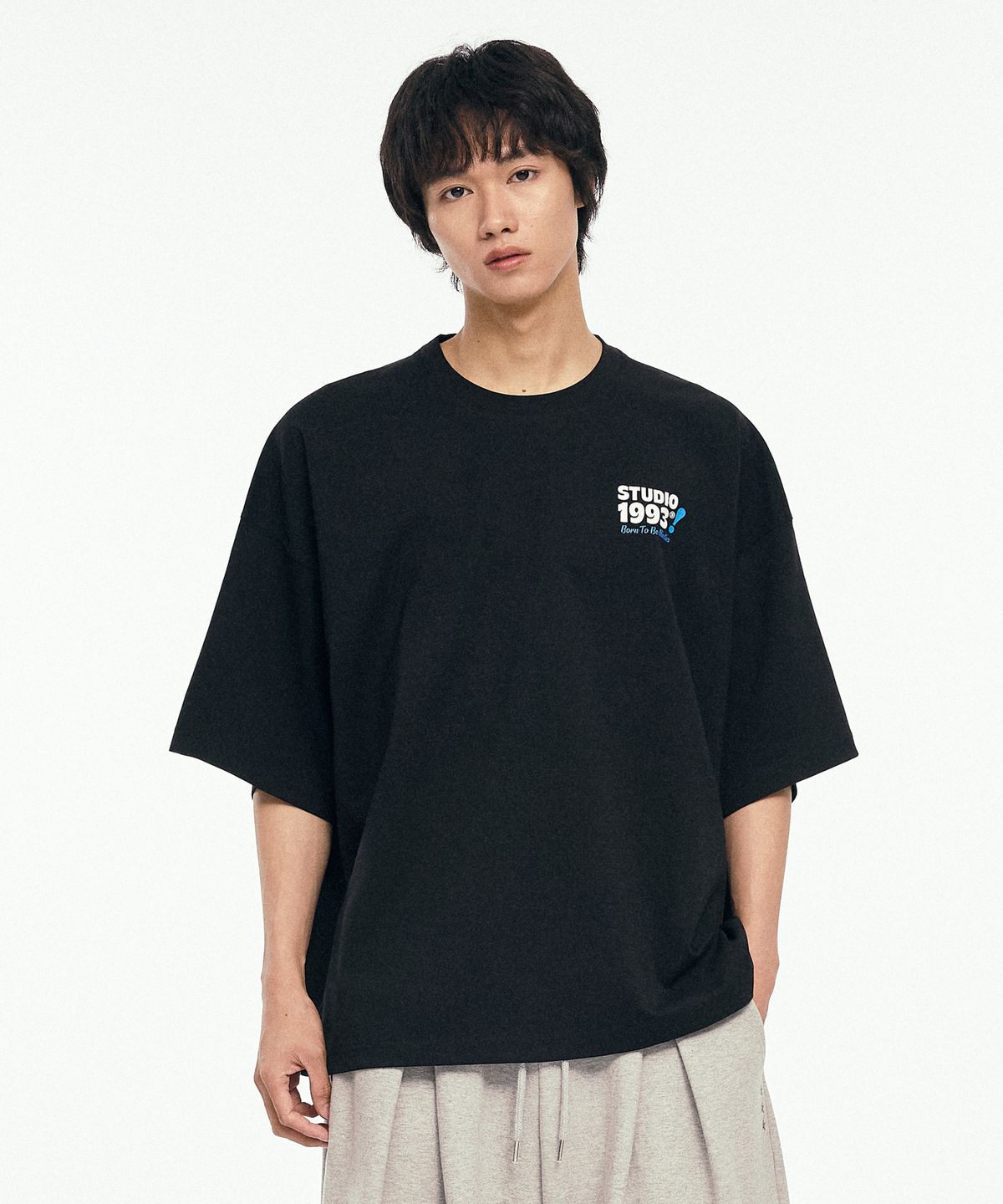 1993스튜디오(1993STUDIO) 레트로 멀티 타이포 오버핏 그래픽 티셔츠_블랙