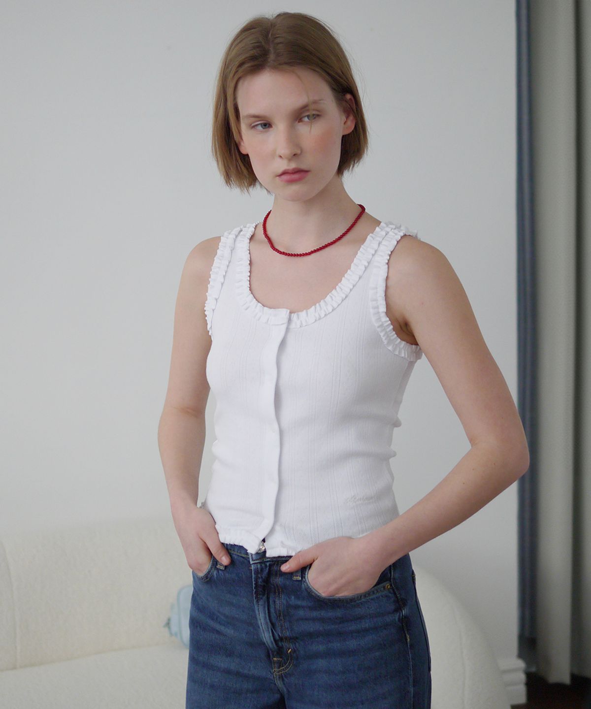 애프터아워즈(AFTERHOURS) FRILL BUTTON SLEEVELESS TOP (WHITE)