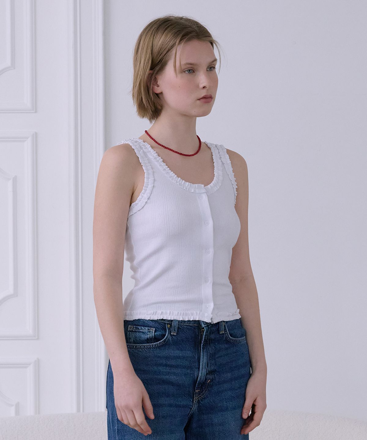 애프터아워즈(AFTERHOURS) FRILL BUTTON SLEEVELESS TOP (WHITE)