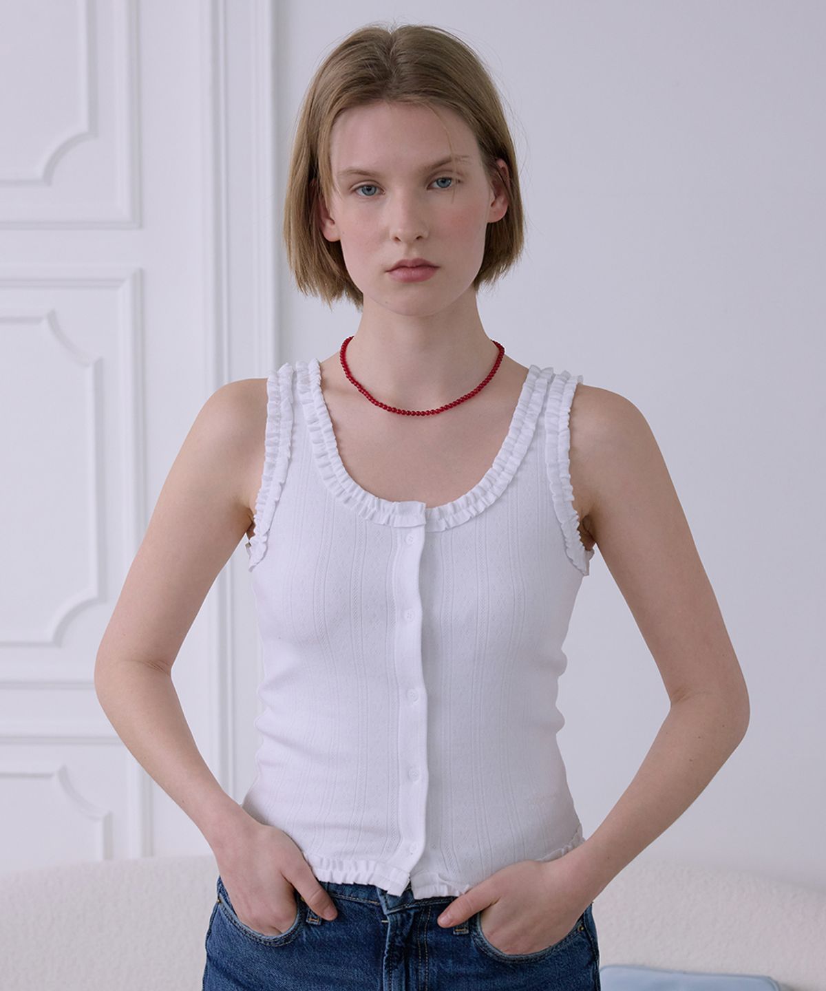 애프터아워즈(AFTERHOURS) FRILL BUTTON SLEEVELESS TOP (WHITE)