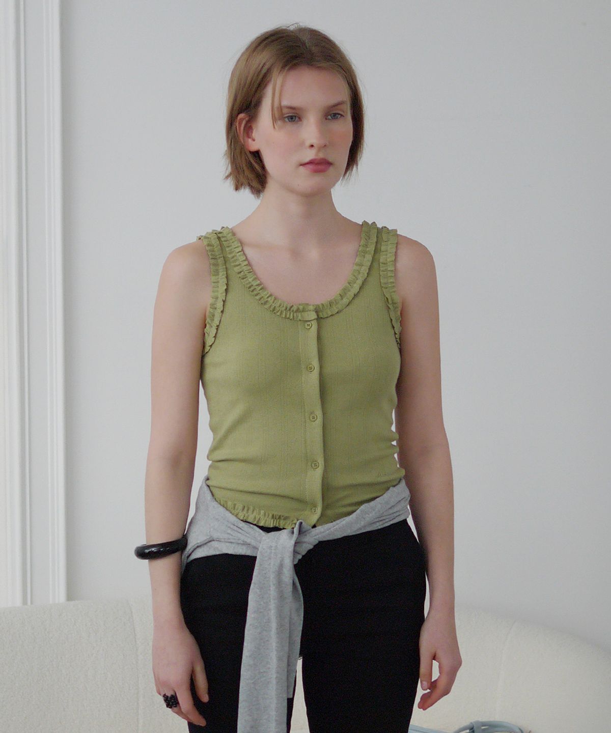애프터아워즈(AFTERHOURS) FRILL BUTTON SLEEVELESS TOP (OLIVE)