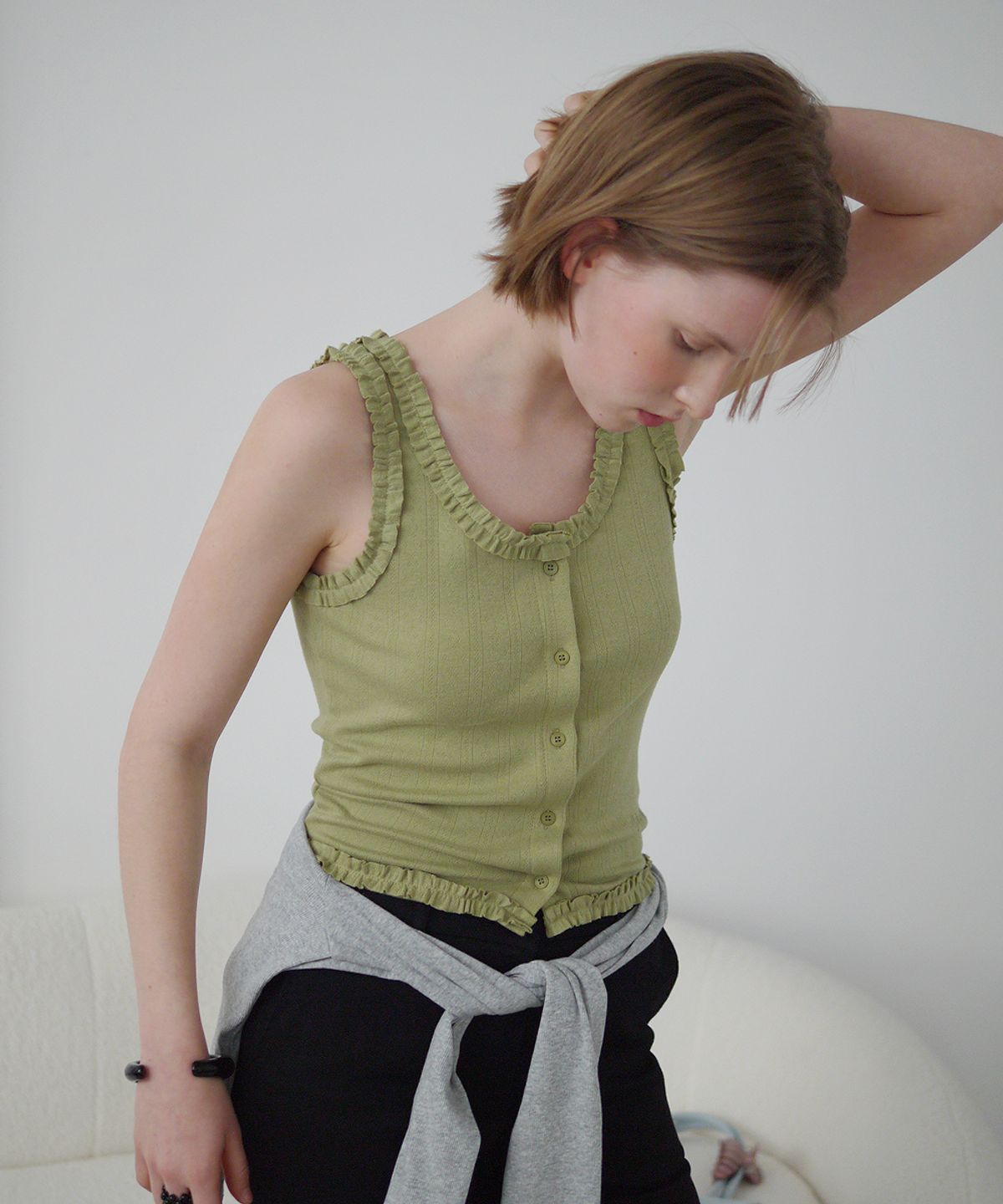 애프터아워즈(AFTERHOURS) FRILL BUTTON SLEEVELESS TOP (OLIVE)