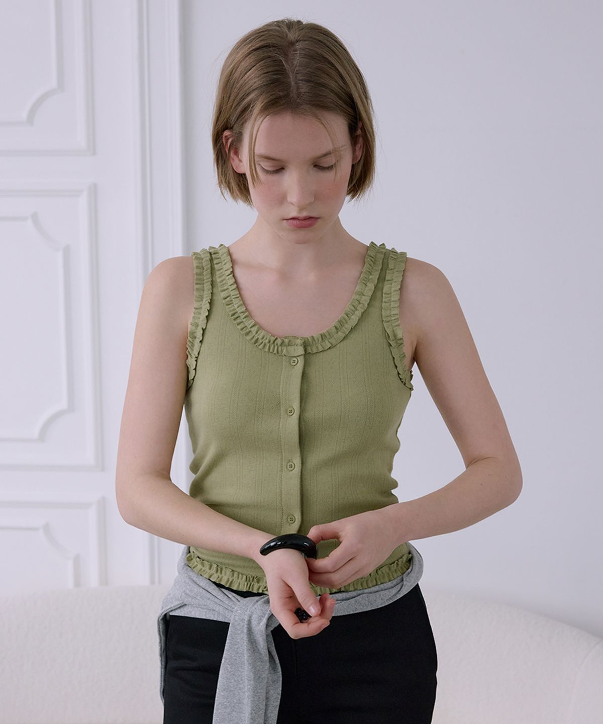 애프터아워즈(AFTERHOURS) FRILL BUTTON SLEEVELESS TOP (OLIVE)