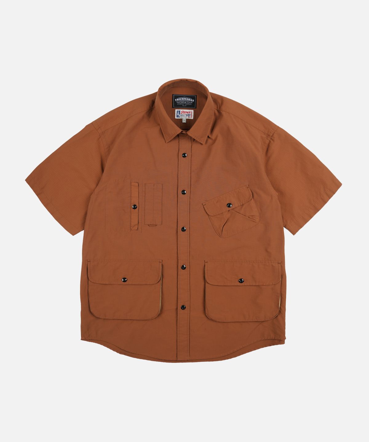 프리즘웍스(FRIZMWORKS) ZANES BAIT & TACKLE HALF FISHING SHIRT _ BRICK