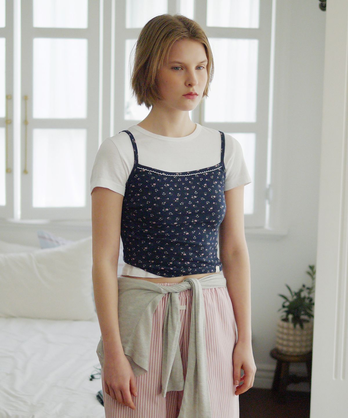 애프터아워즈(AFTERHOURS) FLORAL CAMISOLE (NAVY)