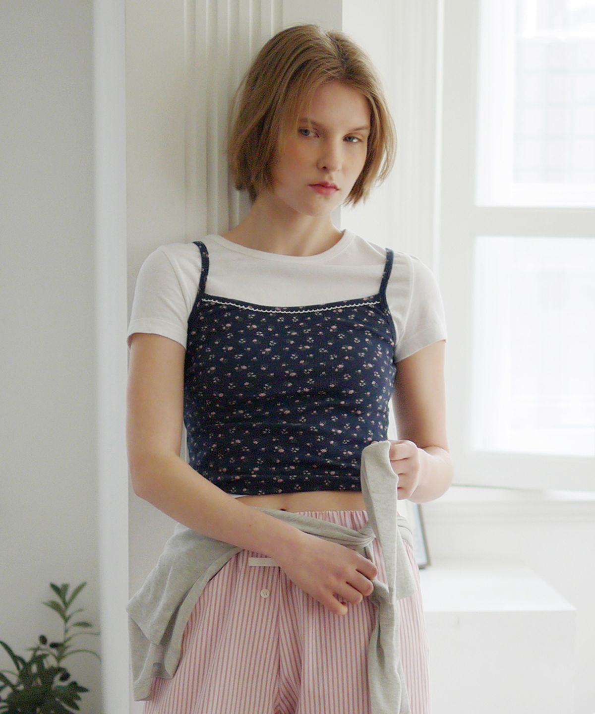 애프터아워즈(AFTERHOURS) FLORAL CAMISOLE (NAVY)
