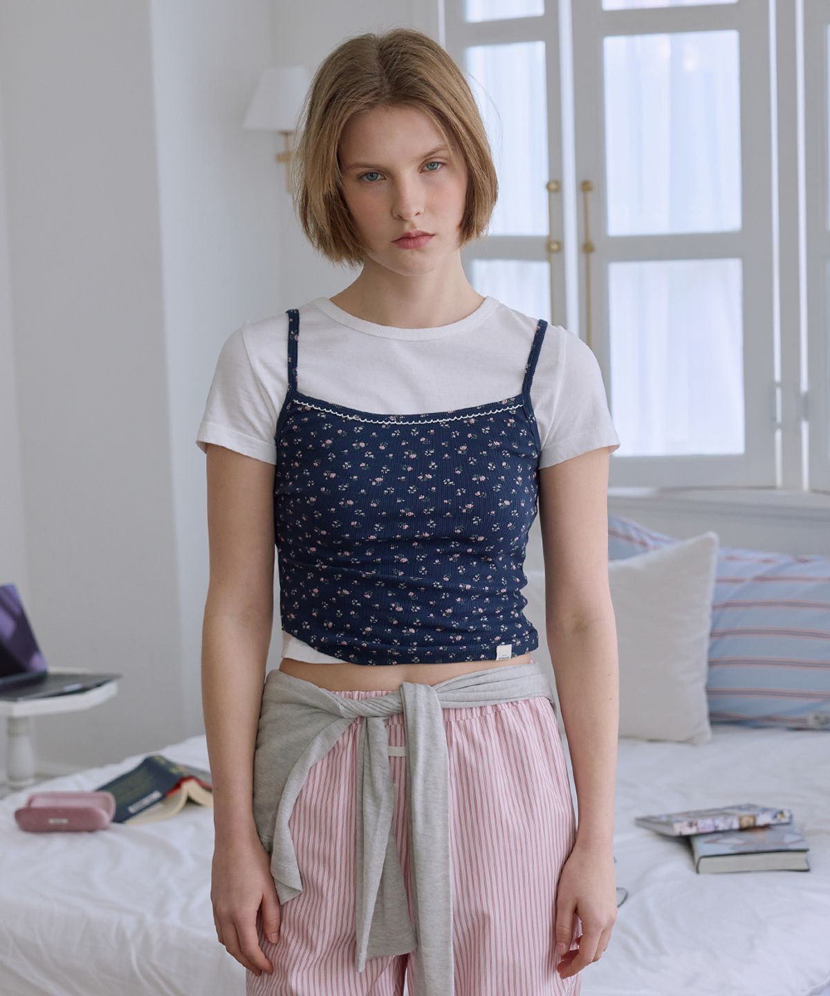 애프터아워즈(AFTERHOURS) FLORAL CAMISOLE (NAVY)