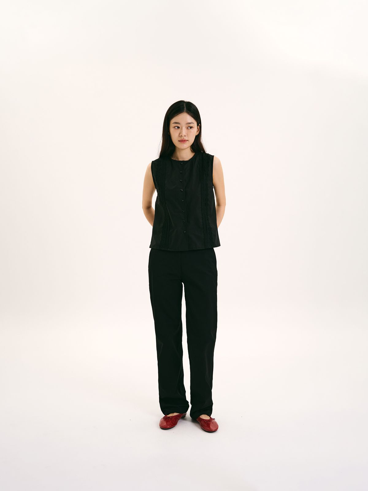 해브해드(HAVEHAD) 레이스 아플리케 슬리브리스 블라우스 (블랙)