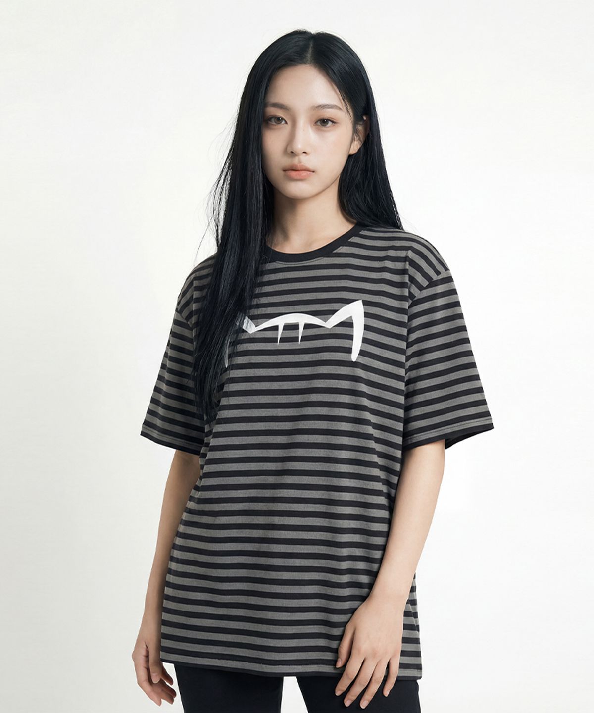 키키미미(KIKIMIMI) 스트라이프 키티 빅 로고 티셔츠 (블랙)