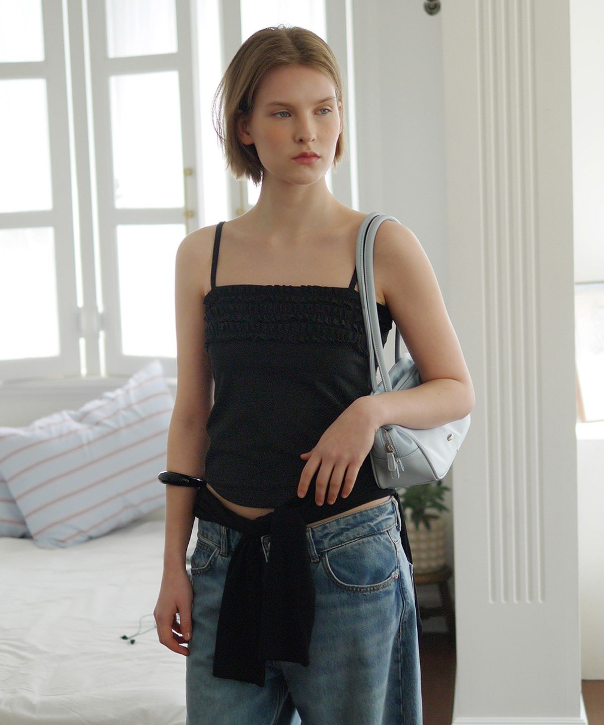 애프터아워즈(AFTERHOURS) RUFFLE SLEEVELESS TOP (BLACK)