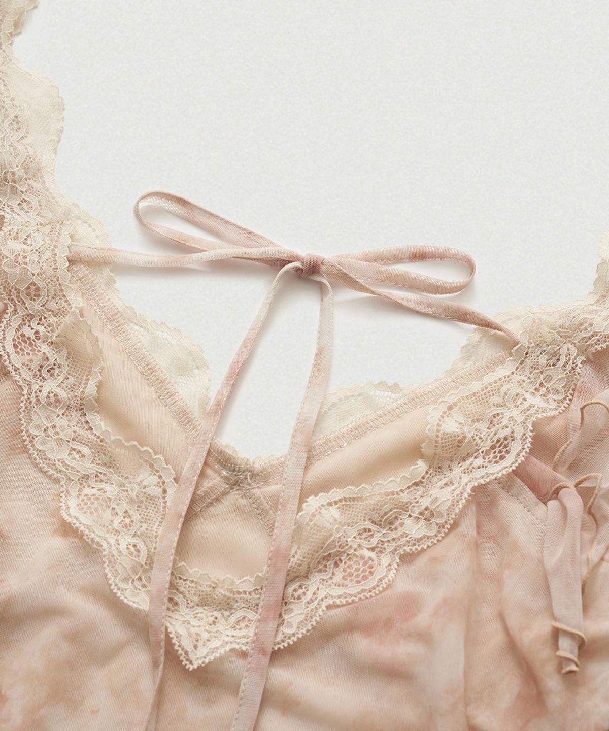 더바넷(THEBARNNET) Sena Sheer Lace Sleeveless Top_Peach