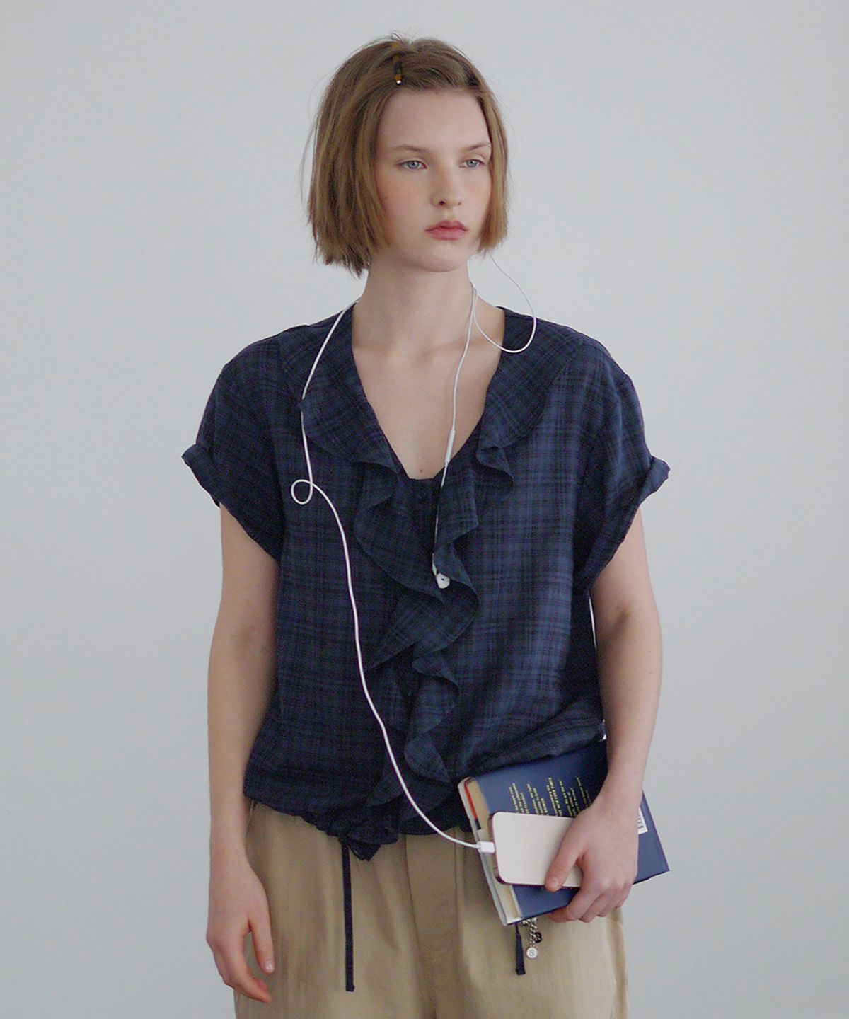 애프터아워즈(AFTERHOURS) RUFFLE HALF SLEEVE BLOUSE (NAVY-CHECK)