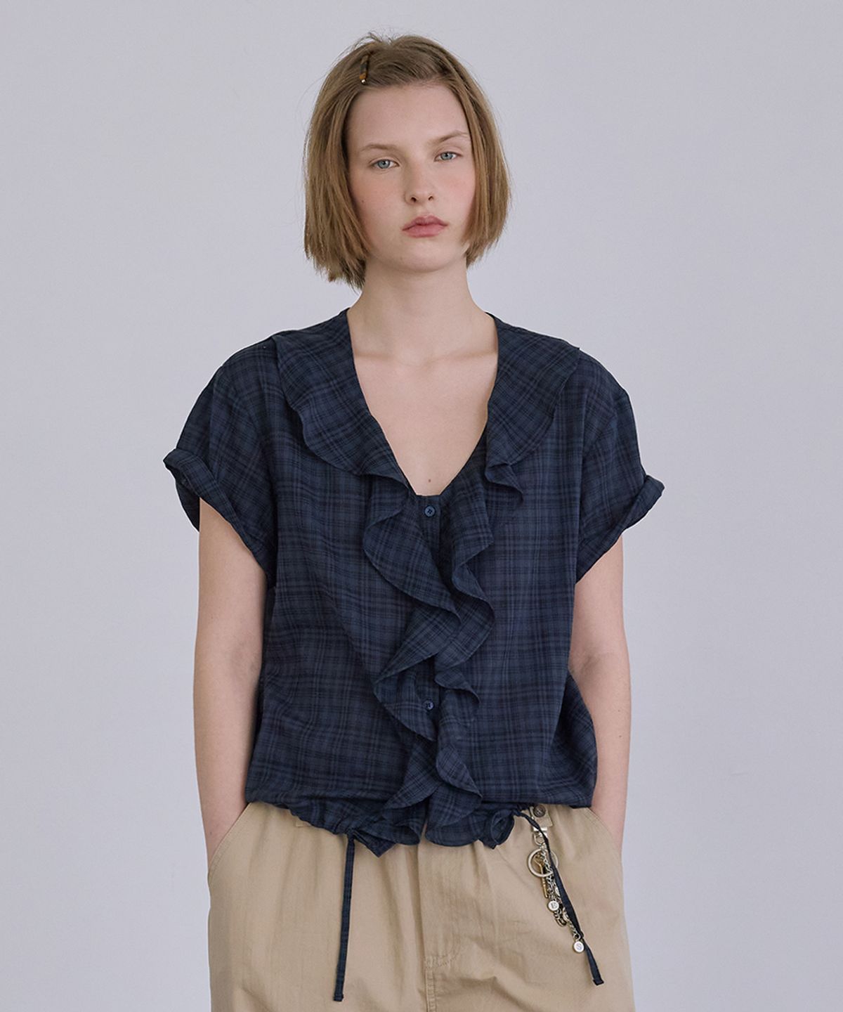 애프터아워즈(AFTERHOURS) RUFFLE HALF SLEEVE BLOUSE (NAVY-CHECK)