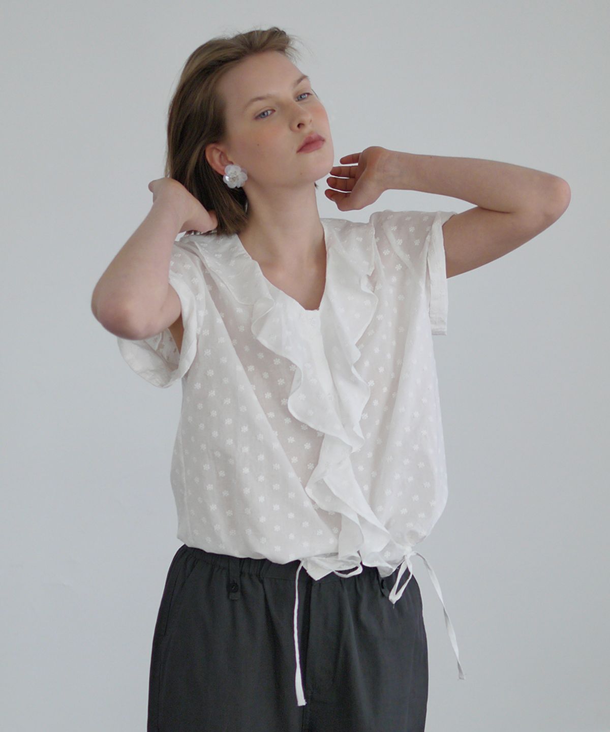 애프터아워즈(AFTERHOURS) RUFFLE HALF SLEEVE BLOUSE (WHITE-FLORAL)