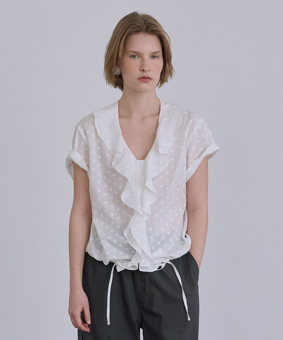 애프터아워즈(AFTERHOURS) RUFFLE HALF SLEEVE BLOUSE (WHITE-FLORAL)
