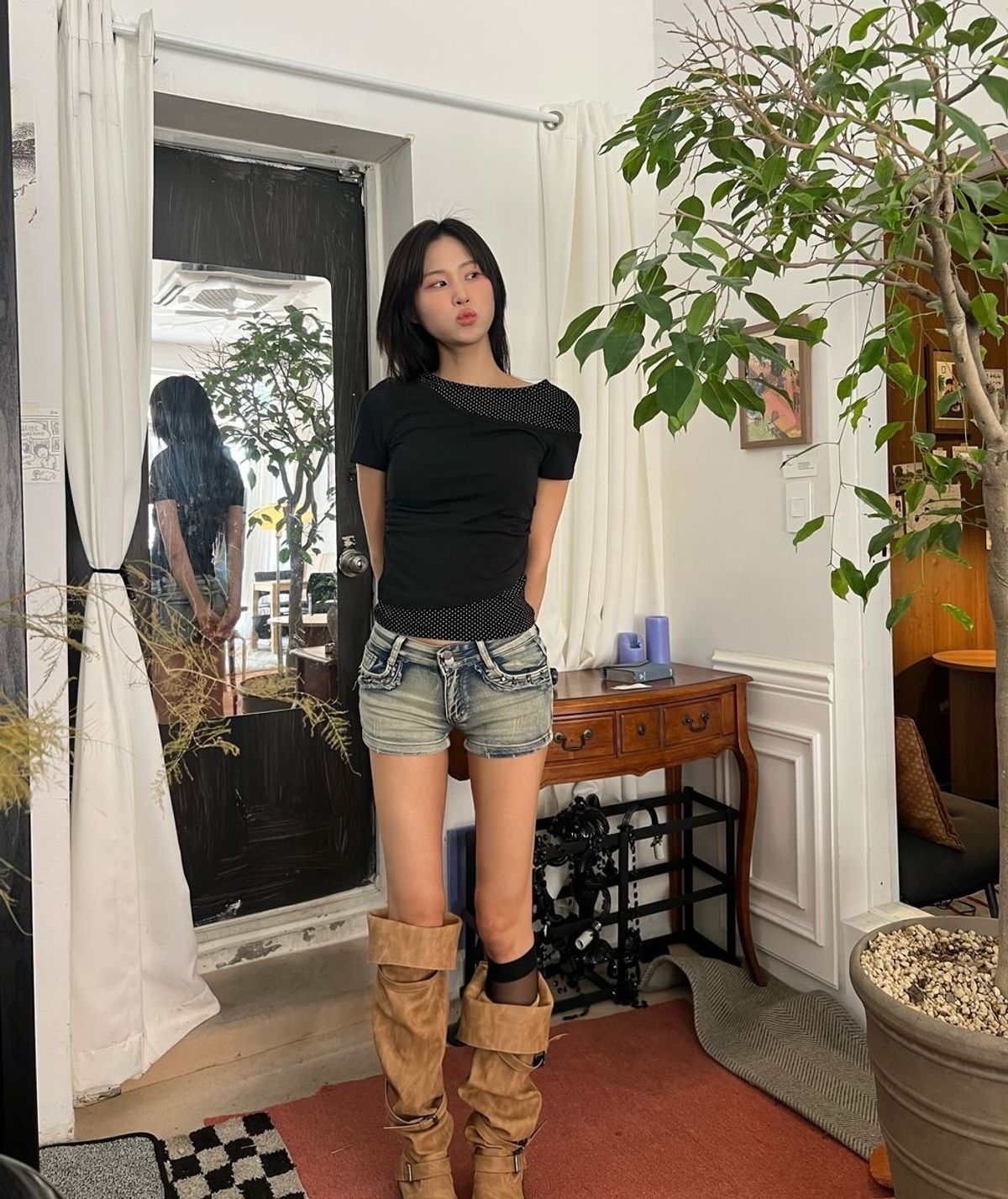 카트리나케이(KATRINA K) 언발 도트 배색 셔링 슬림핏  반팔티