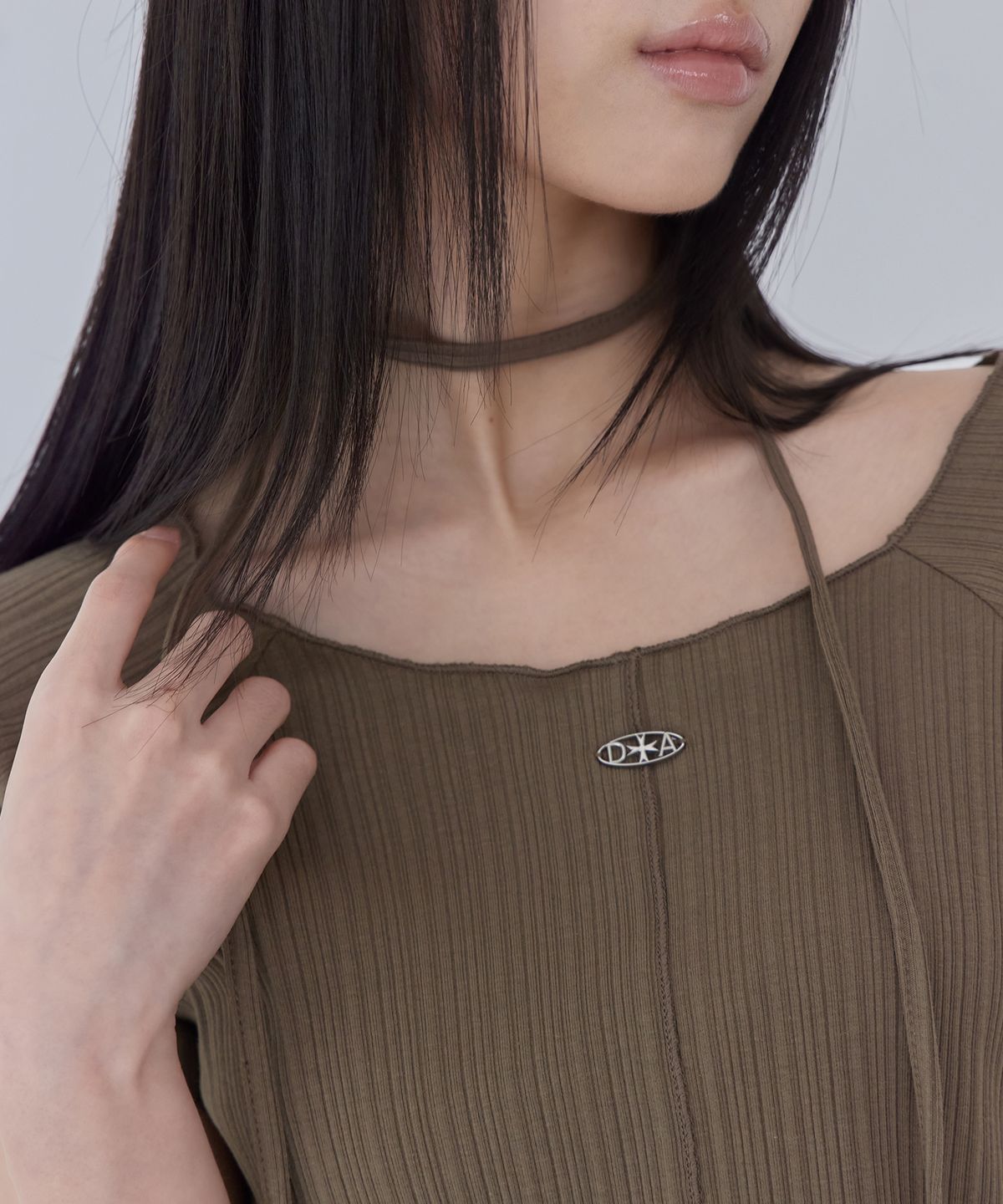 런던다다(LONDONDADA) Pleated Pendant Boat Neck Short Sleeve T-Shirt, BROWN
