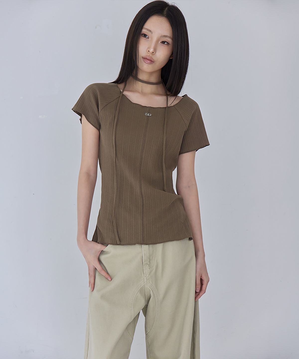 런던다다(LONDONDADA) Pleated Pendant Boat Neck Short Sleeve T-Shirt, BROWN