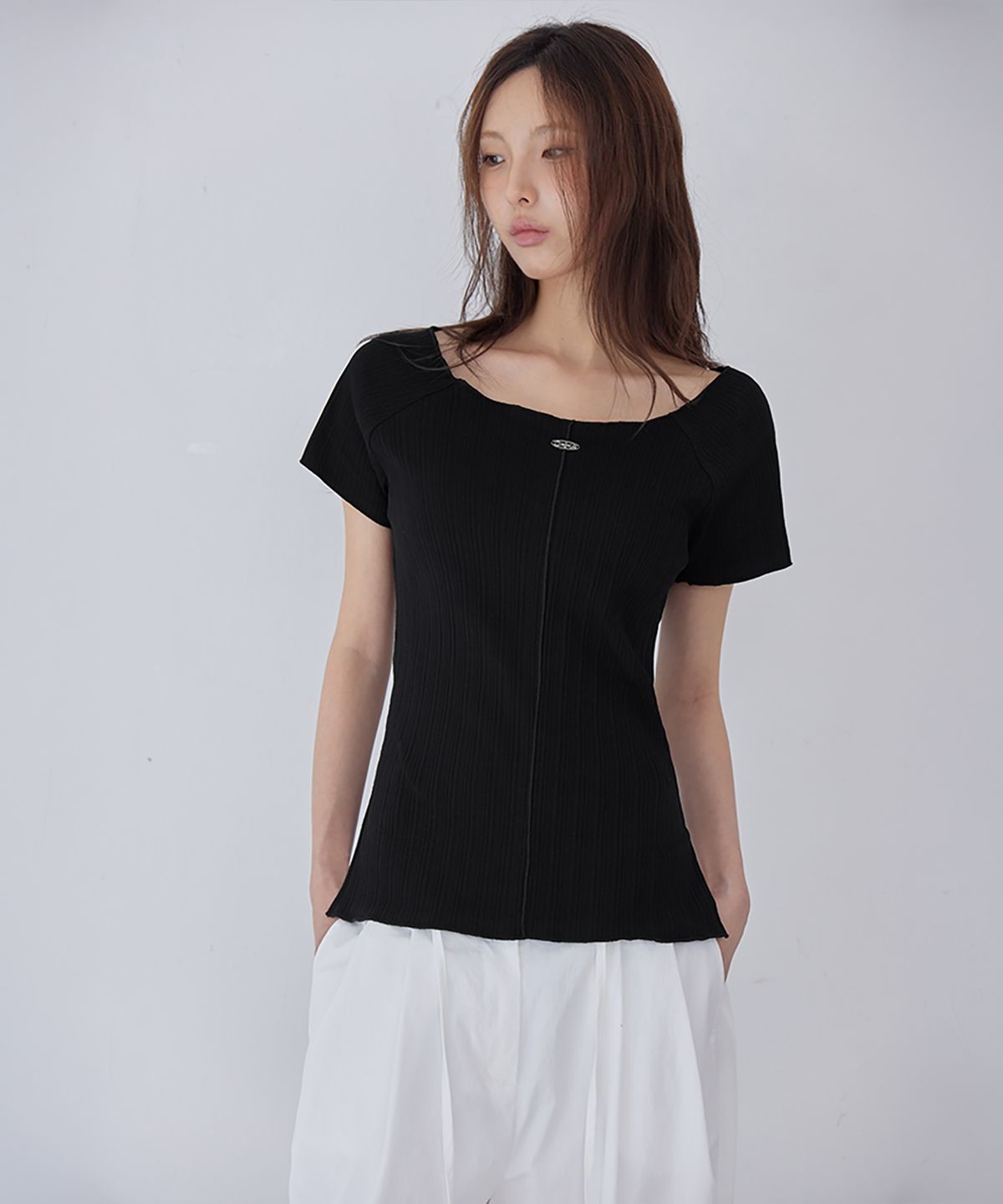 런던다다(LONDONDADA) Pleated Pendant Boat Neck Short Sleeve T-Shirt, BLACK