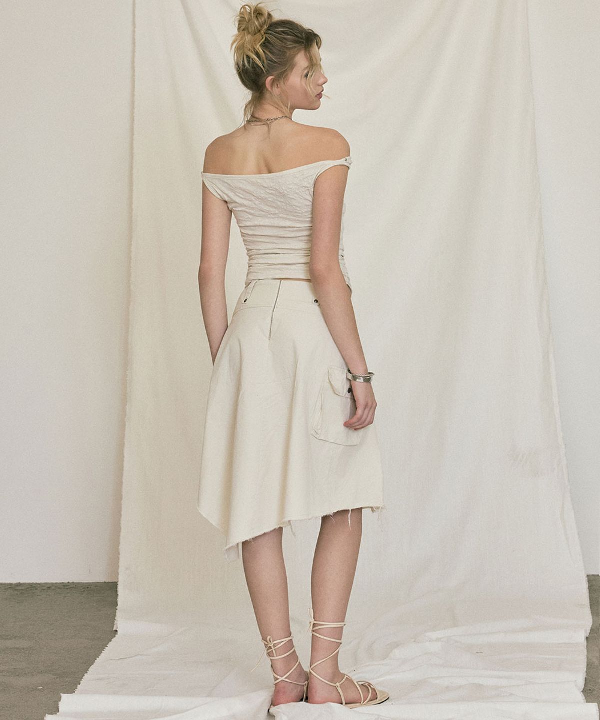 노 엑스트라 터치(NO EXTRA TOUCH) Dyed Snap Stud Midi Skirt (Ivory) / 26SMSK001IV