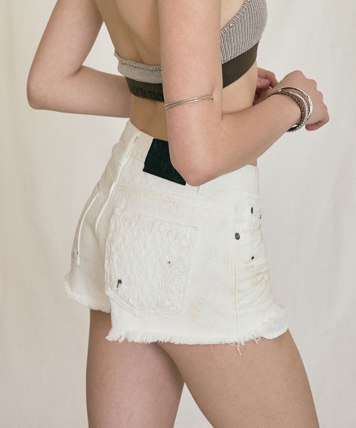 노 엑스트라 터치(NO EXTRA TOUCH) Dirty Washed Lace Low-Rise Shorts (White) / 26SMSP004WH