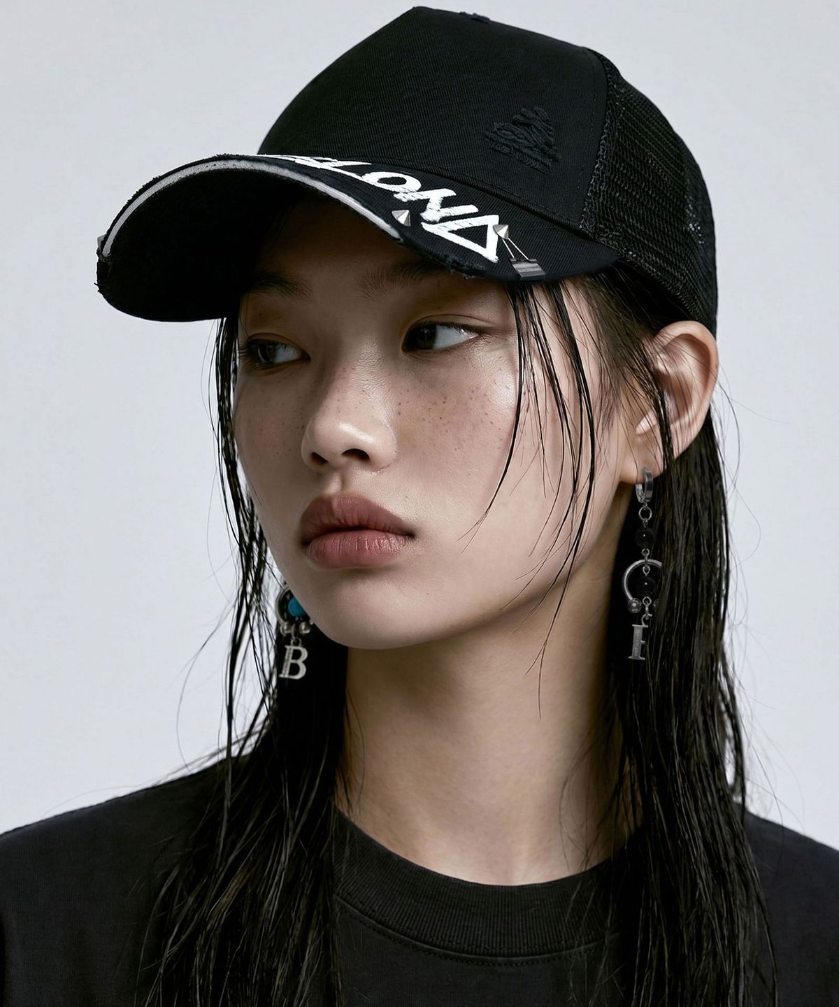 블랙블론드(BLACKBLOND) 비비디 그래피티 로고 트러커 메쉬 캡 (블랙)