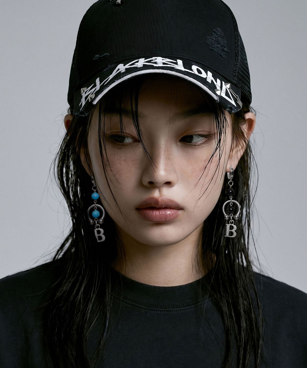 블랙블론드(BLACKBLOND) 비비디 그래피티 로고 트러커 메쉬 캡 (블랙)