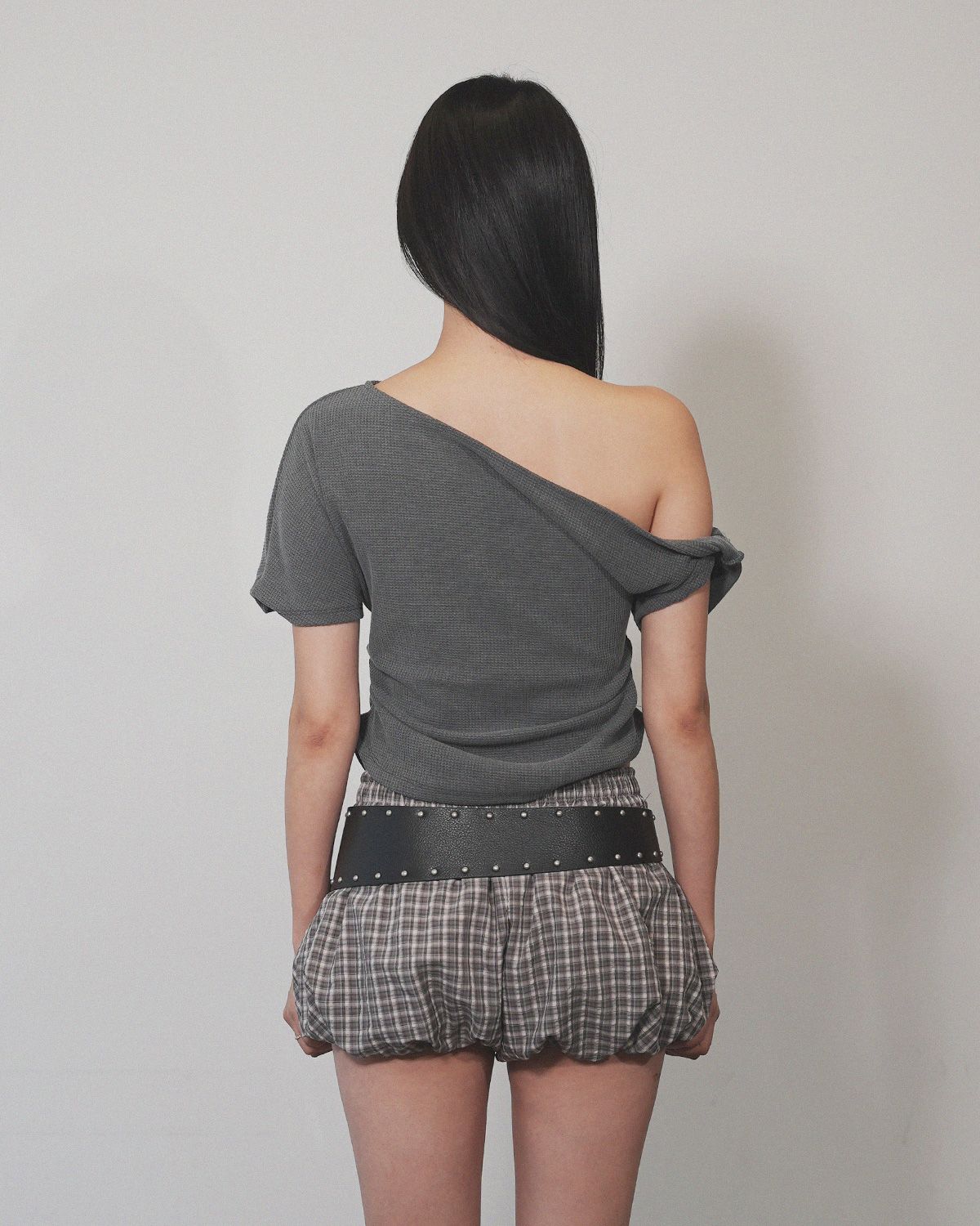 여린(YEORIN) 08 Twist T-Shirts (Charcoal)