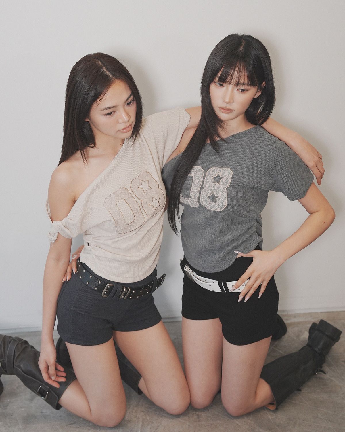 여린(YEORIN) 08 Twist T-Shirts (Charcoal)