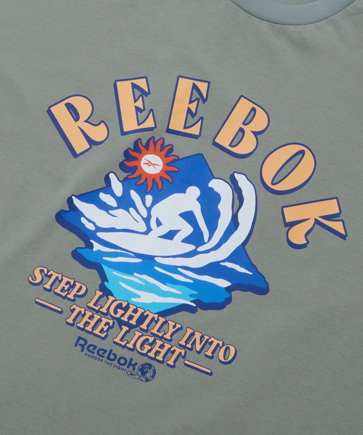 리복(REEBOK) 서프 그래픽 아이스코튼 반팔티 - 카키 그레이