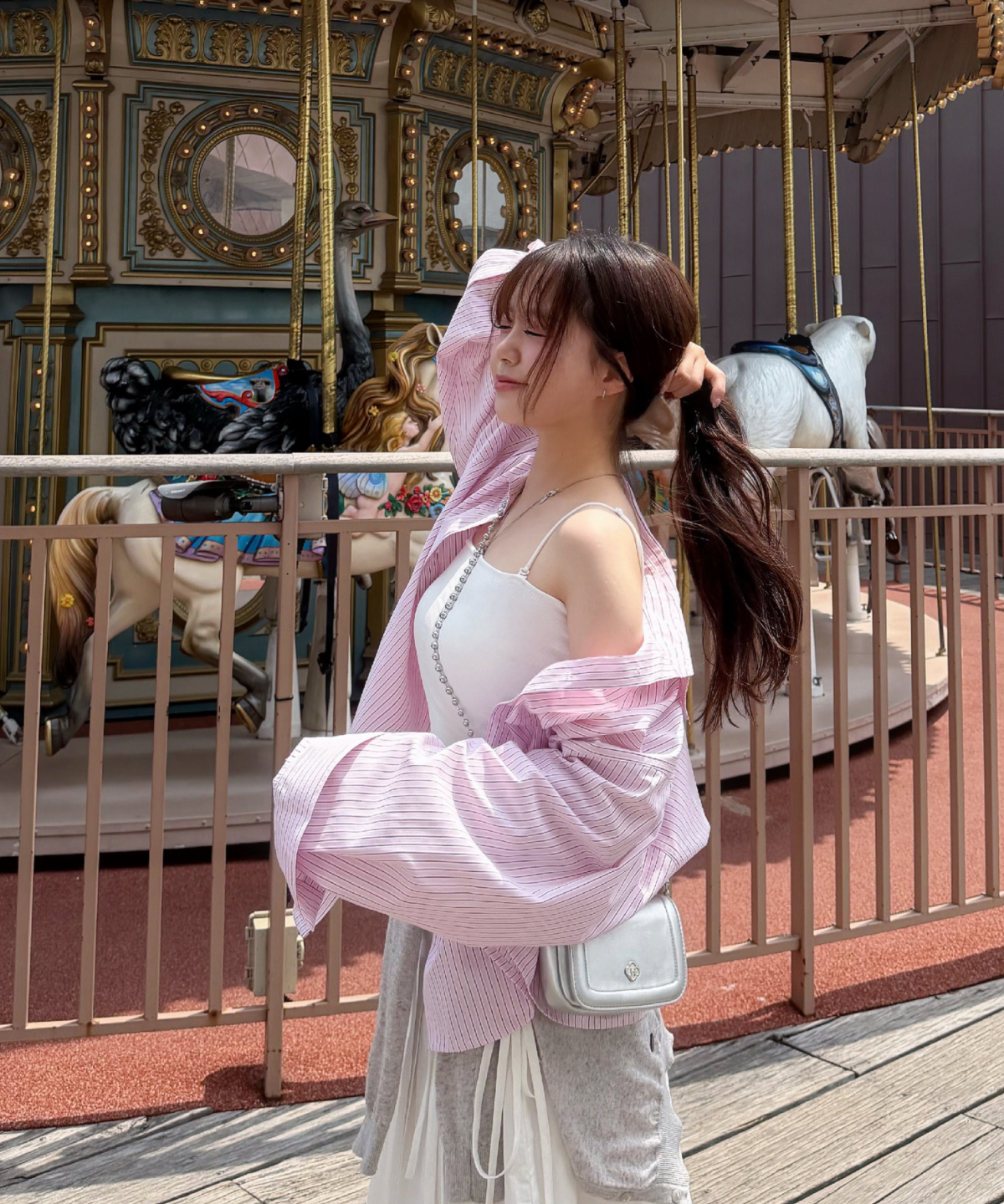 로엠(ROEM) 오버핏 스트라이프 셔츠 RMYWG25RT1